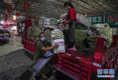 夜访乌鲁木齐“新联市场” 灯火通明中的食品销售图景