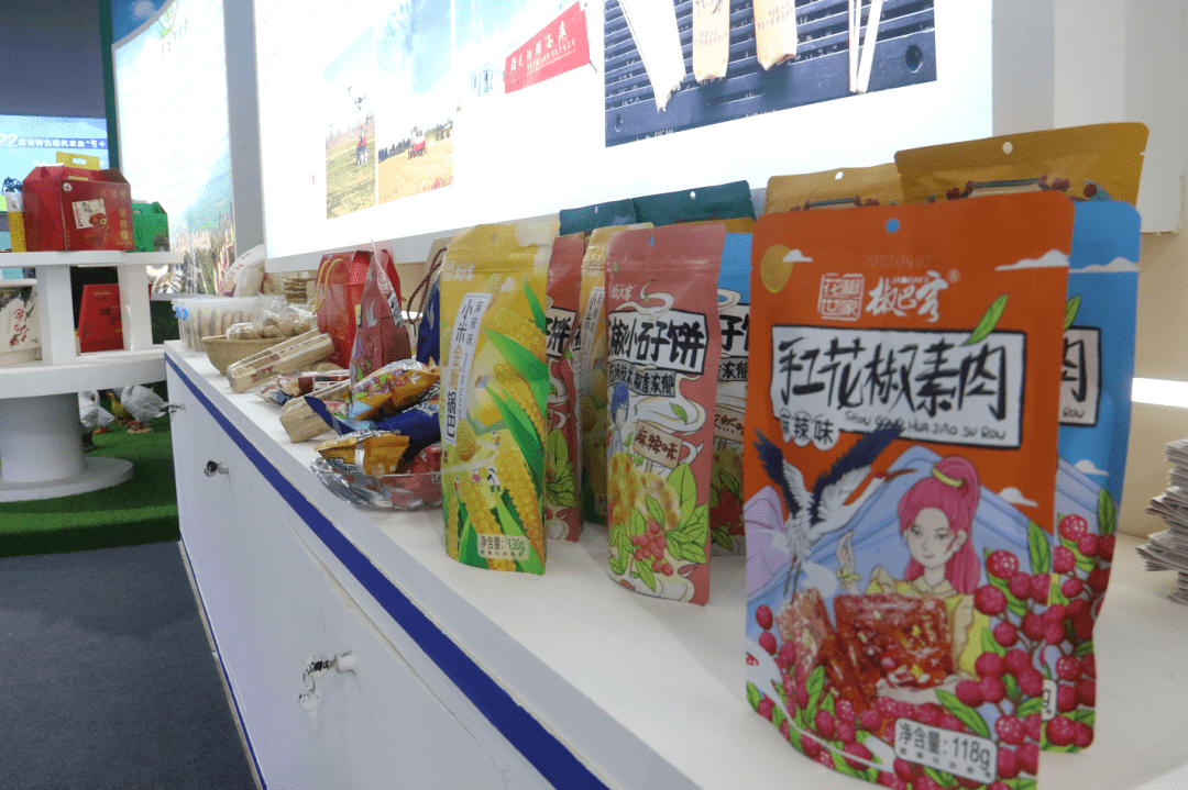 韩城六十余种特色农副产品亮相第二十九届杨凌农高会，亢振峰周新强检查展馆销售情况